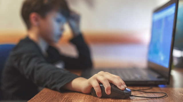 Uzmanlar teknolojik aletlerle çocuğun maruz kaldığı sürenin kontrollü olması gerektiğini belirtiyor.