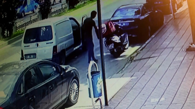 Kuryenin motosikletinden yemek çaldılar