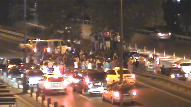 15 Temmuz gecesinden yeni görüntüler: Vatandaş zırhlı aracı kontrol altına alıyor