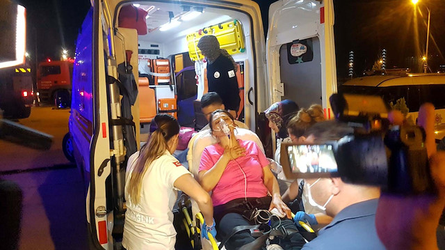 Dış cephesi yanan binada 1 kişi dumandan etkilendi