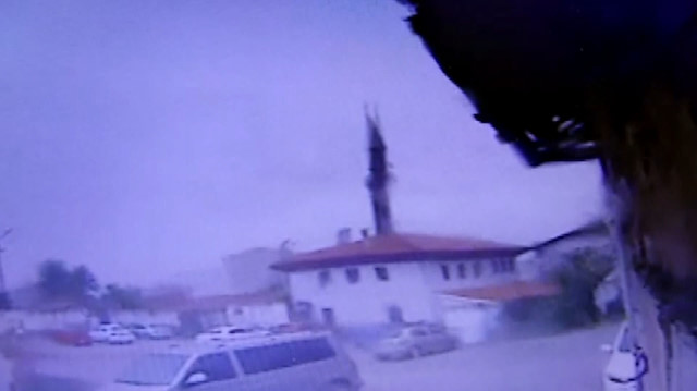 Fırtına caminin minaresi yıktı