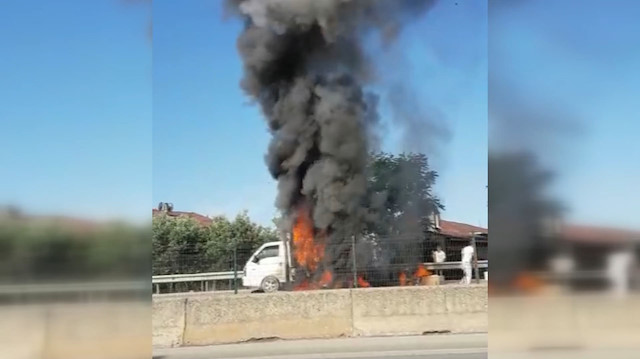 Parke yüklü kamyonet alev alev yandı