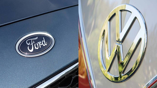 Ford ve Volkswagen amblemleri.