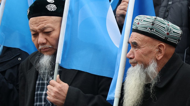 Uluslararası kamuoyu Çin'in Uygurlara yönelik politikalarına tepki gösteriyor.
Kaynak Yeniçağ: O ülke Uygur Türkleri için ayağa kalktı
