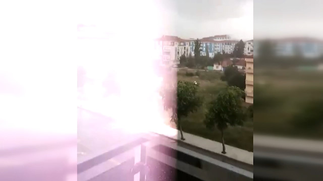 Yıldırımın düşme anı cep telefonu kamerasına yansıdı