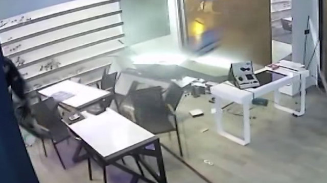 Balıkesirdeki hortum mağazayı harabeye çevirdi