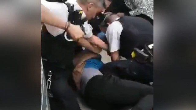 İngiliz polisi engelli genci darp ederek gözaltına aldı