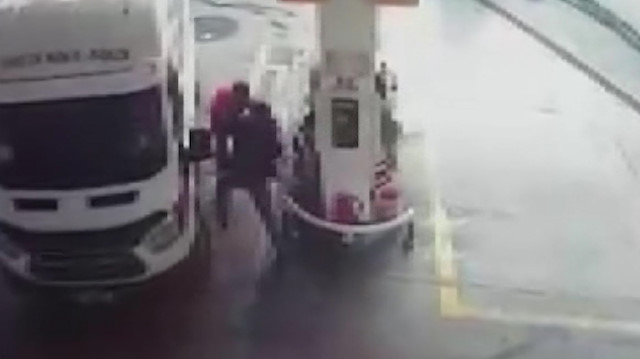 Benzin istasyonundaki bıçaklı saldırganı polis bile durduramadı