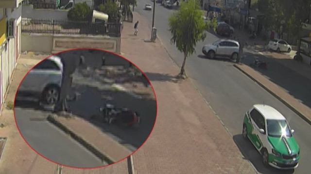 Kafasının üzerinden otomobil geçti kaskı hayatını kurtardı