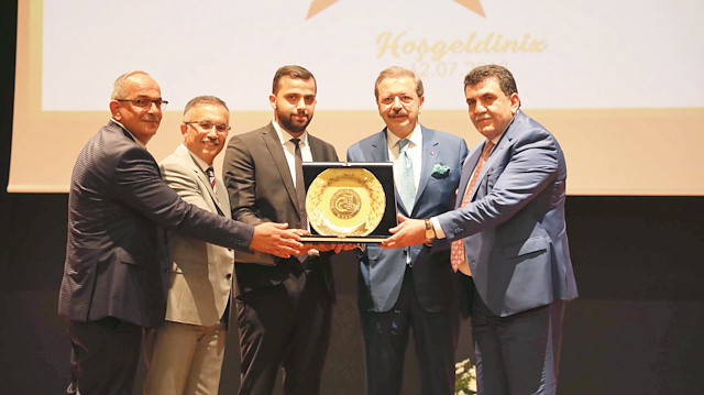 Rize’deki törende vergi rekortmenlerinin plaketlerini TOBB Başkanı Hisarcıklıoğlu ile Rize Ticaret ve Sanayi Odası Başkanı Şaban Aziz Karamehmetoğlu birlikte verdi.