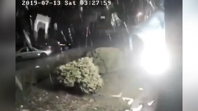 Televizyon kanalına bombalı saldırı kamerada