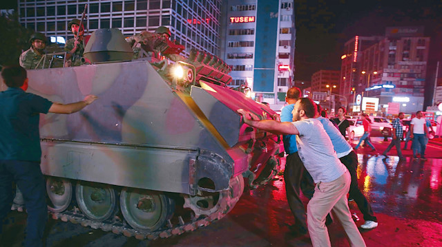 15 Temmuz gecesi milletimiz darbecilere böyle meydan okudu.