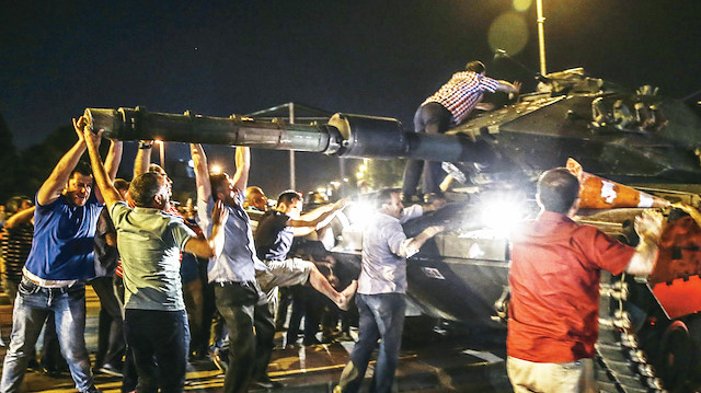 Hain gecede halk, darbeci askerlere dimdik ayakta durdu.