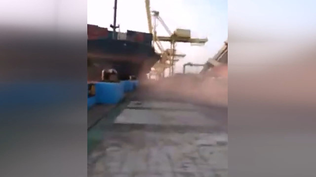 Konteyner gemisi limana böyle çarptı