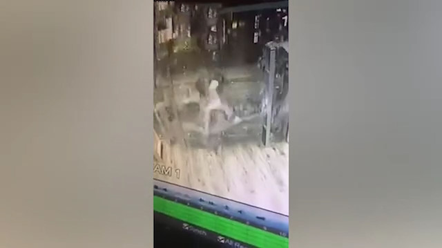 Dükkanın camını tuzla buz etti