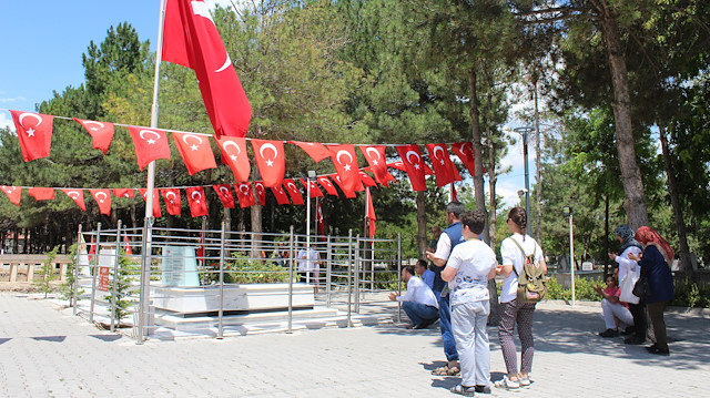 Ömer Halisdemirin kabrinde ziyaretçi yoğunluğu