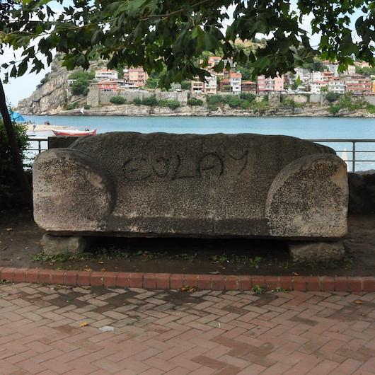 Bartında 3 bin yıllık lahit kapağına spreyle yazı yazıldı