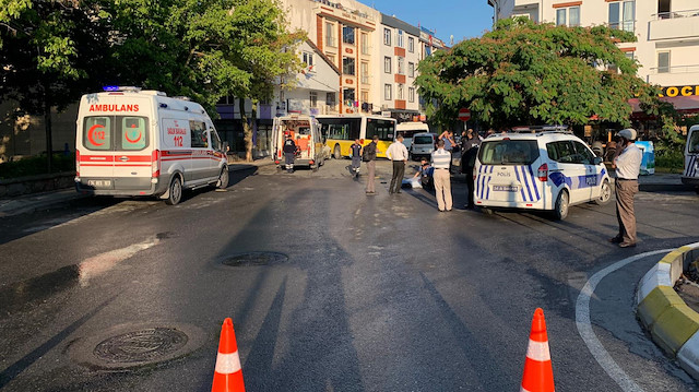 Sancaktepe'de halk otobüsü kaza yaptı.