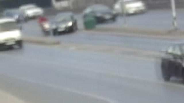 Aniden sapağa giren sürücü motosikletliyi metrelerce sürükleyip kaçtı