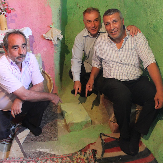 Evin ortasında taşla yaşıyorlar: Öğrenen evi satın almak istiyor