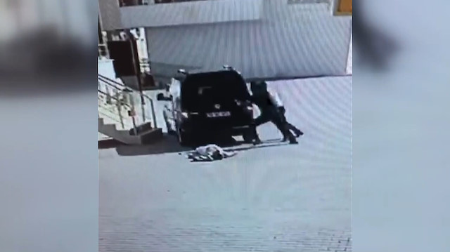 Döverek bayılttığı adamın üzerinden aracıyla geçti