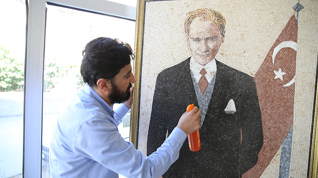 Suriyeli sanatçı 40 bin mozaik parçasıyla Atatürk portresi yaptı