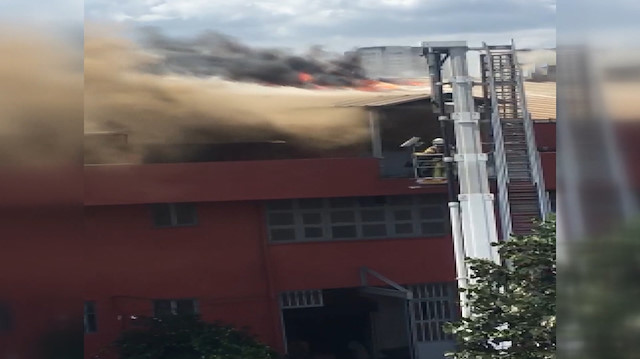 Başakşehirde iş yerinin çatısı alevlere teslim oldu