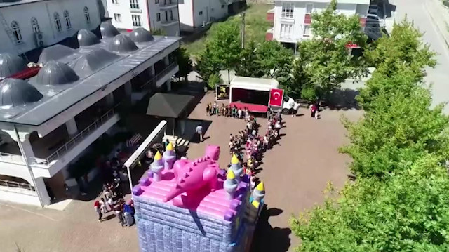 Çocukların Kuran kursuna gelmesi için cami bahçesini lunaparka çevirdi