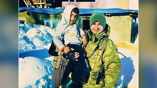 Geçtiğimiz gün EYP patlamasında hayatını kaybeden Ayaz ve 2017'de şehit düşen Astsubay Karaman'ın birlikte çekildiği fotoğraf.