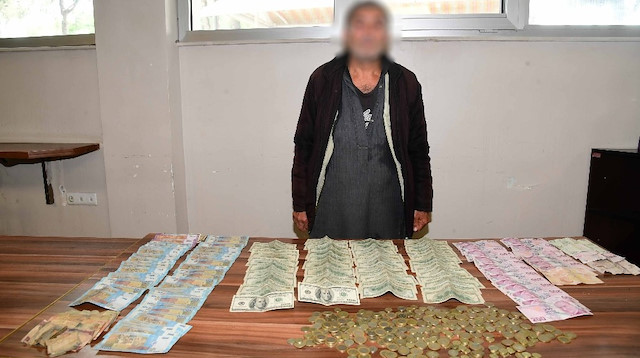 Dilencinin üzerinden çıkan paralar.