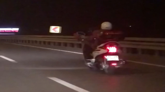 Ayaklarını direksiyona uzatıp motosiklet sürdü