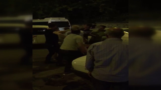 Kaza yapan sürücüler tekme tokat birbirine girdi