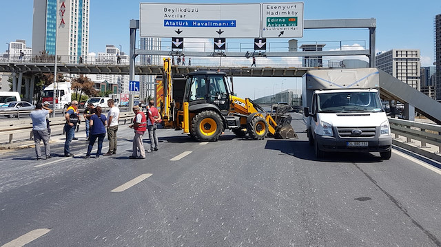Beylikdüzü E-5’te basınçlı su boruyu patlattı, su yola sızdı.