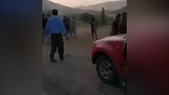 Kuzey Irak'ta Türk savaş uçaklarından kaçan PKK'lılar dövülerek köyden çıkarıldı