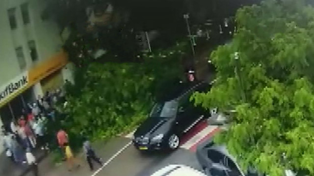 Yağmur ve rüzgar nedeniyle kırılan ağaç yayaların üzerine devrildi