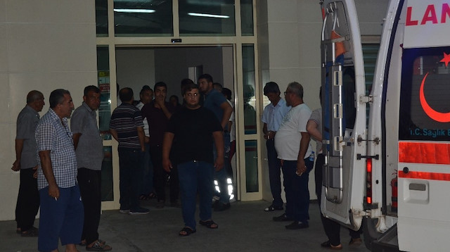 Silahla yaralanan çocuklar ambulansla hastaneye getirildi.