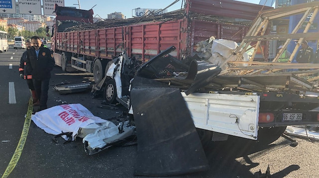 Kamyonetin, TIR'a ok gibi saplandığı görüldü.