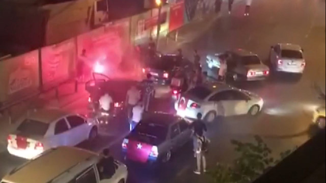 Asker uğurlayan gençler yol kapatıp meşale yaktı