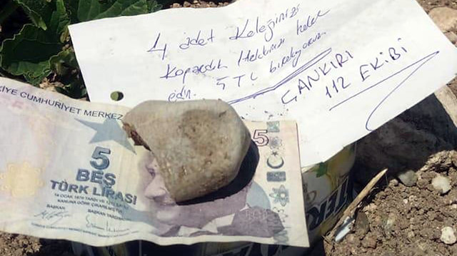 Tarlada bırakılan not ve para.