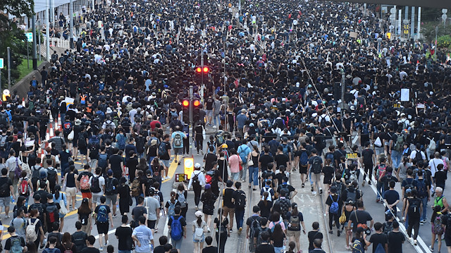 Hong Kong'da göstericiler tekrar sokaklarda