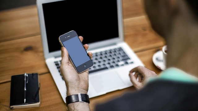 Akıllı telefonların en yüksek modelleri dünya genelinde abartılı rakamlara satılmaya başladı.