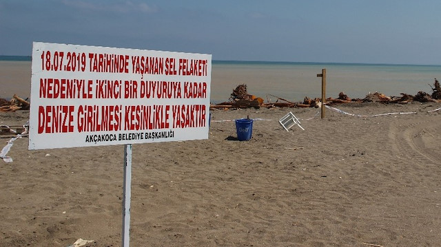 '18 Temmuz 2019 tarihinde yaşanan sel felaketi nedeniyle ikinci bir duruya kadar denize girmek kesinlikle yasaktır' yazılı tabela asıldı.