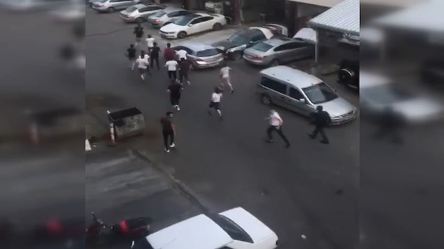 Maslakta elleri sopalı grubun iş yeri basma anı kamerada