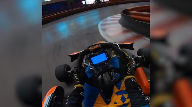 F1 pilotu Carlos Sainz go-kart aracı kullandı