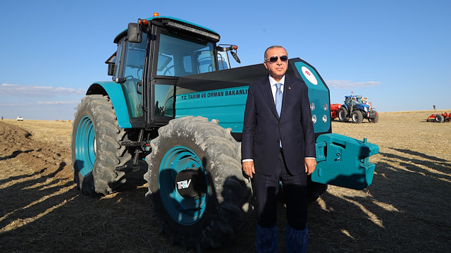 Cumhurbaşkanı Erdoğan biçerdöverle buğday hasadı yaptı