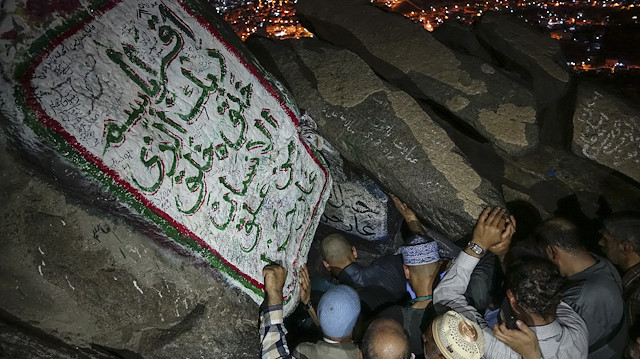 Peygamber Efendimiz (a.s) 40 yaşındayken, Kadir Gecesi, kendisine ilk vahiy geldi.