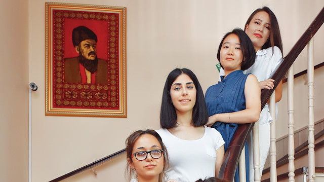 Lübnanlı, Cezayirli, Özbekistanlı, Azerbaycanlı ve Güney Koreli beş kız
