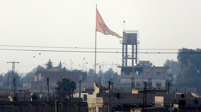 Tel Abyad'daki terör örgütü PYD'nin simgeleri indirildi
