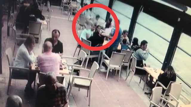 Restorana giren martı garsonun elindeki tepsiyi düşürüp yemeye başladı