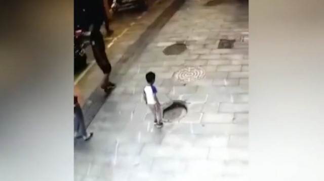 Küçük çocuğun kanalizasyon çukuruna düştüğü anlar kamerada